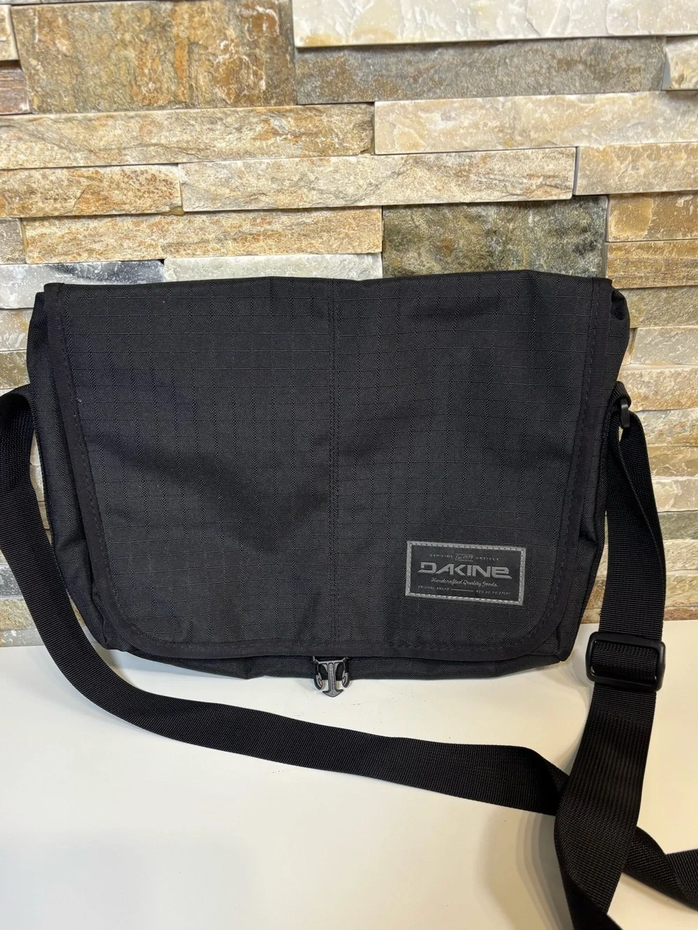 Dakine Hudson Messenger Bag 20L Black Laptop Crossbody Briefcase Travel